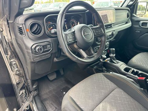 Used 2024 Jeep Gladiator Mojave w/ Technology Group image 17