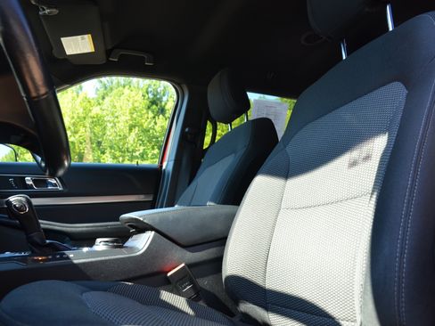 Used 2018 Ford Explorer XLT w/ Equipment Group 201A AWD/4WD image 28