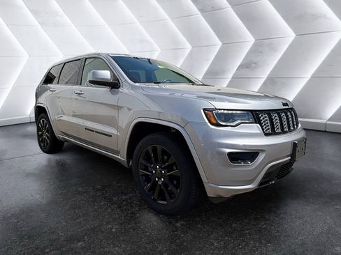 Used 2020 Jeep Grand Cherokee Altitude AWD/4WD image 4