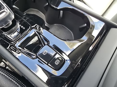 Certified 2023 Volvo XC40 B5 Plus w/ Protection Package Premier image 32