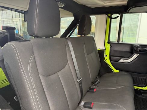Used 2016 Jeep Wrangler Unlimited Rubicon w/ Connectivity Group AWD/4WD image 21