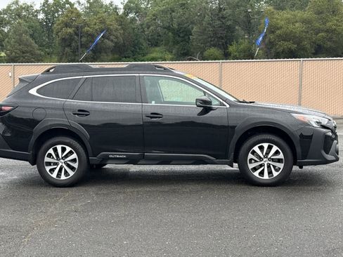 Used 2025 Subaru Outback Premium AWD/4WD image 2