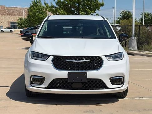 Used 2024 Chrysler Pacifica Touring-L image 2