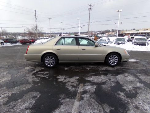 Used 2009 Cadillac DTS Luxury 5 Passenger 4dr Sedan w/ Sun And Navigation Package image 5