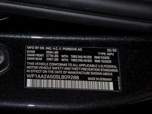 Certified 2025 Porsche Macan AWD/4WD image 29
