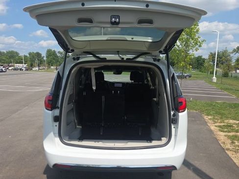 Used 2022 Chrysler Pacifica Touring-L FWD image 10