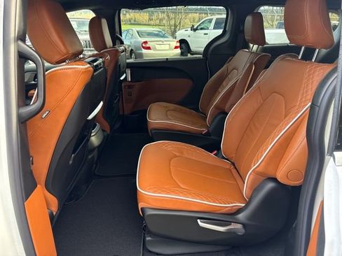New 2026 Chrysler Pacifica Pinnacle image 14