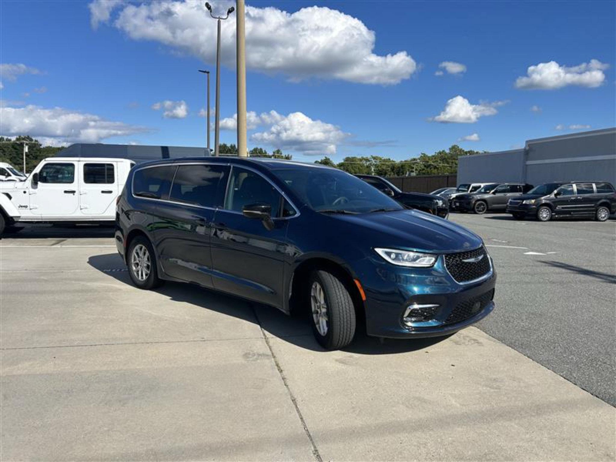 Used 2025 Chrysler Pacifica Select FWD image 7