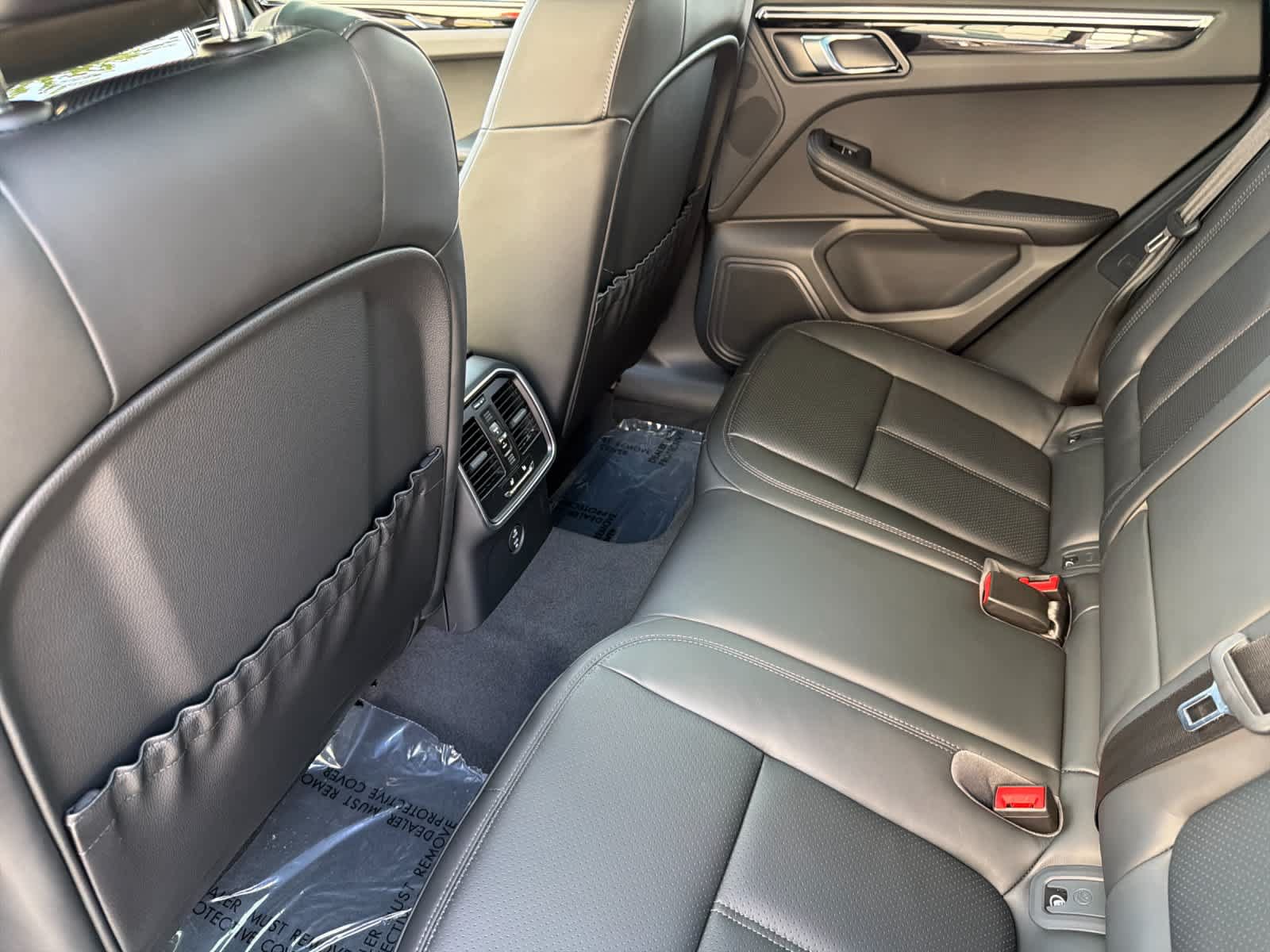 Certified 2025 Porsche Macan AWD/4WD image 13
