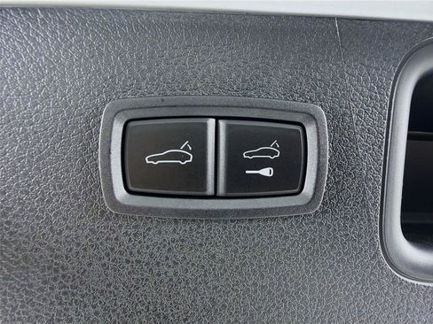 Used 2025 Porsche Macan AWD/4WD image 24