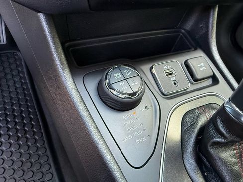 Used 2020 Jeep Cherokee Trailhawk AWD/4WD image 27
