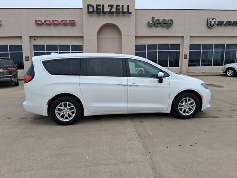 Used 2017 Chrysler Pacifica LX image 1