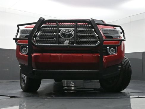 Used 2020 Toyota Tacoma Limited image 27