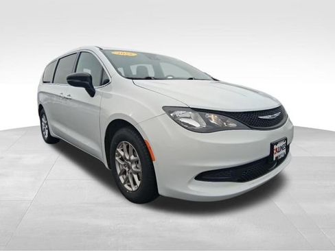 Used 2025 Chrysler Voyager LX FWD image 4
