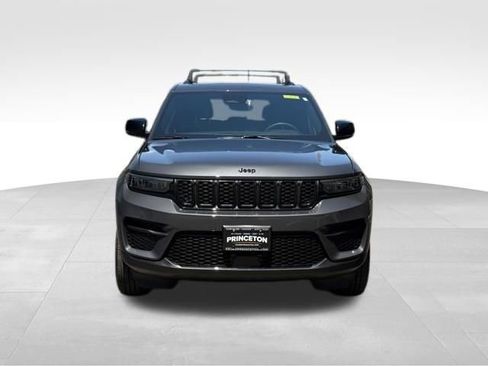 Used 2024 Jeep Grand Cherokee Altitude AWD/4WD image 2
