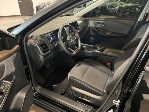 Used 2023 Nissan Rogue SV image 10