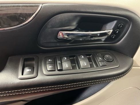Used 2014 Chrysler Town & Country Limited w/ Luxury Group image 16