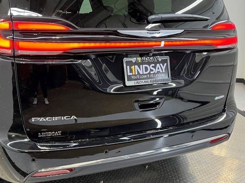 New 2026 Chrysler Pacifica Select image 5