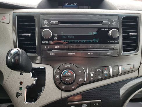 Used 2014 Toyota Sienna SE image 13