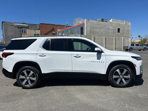 Used 2023 Chevrolet Traverse LT w/ LT Premium Package FWD image 2