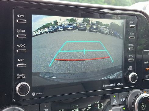 Used 2021 Toyota Highlander XLE AWD/4WD image 19
