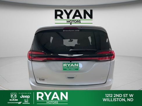 New 2026 Chrysler Pacifica Select AWD/4WD image 8