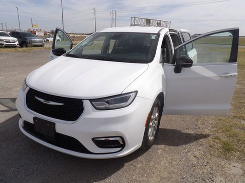 Used 2024 Chrysler Pacifica Touring-L image 31