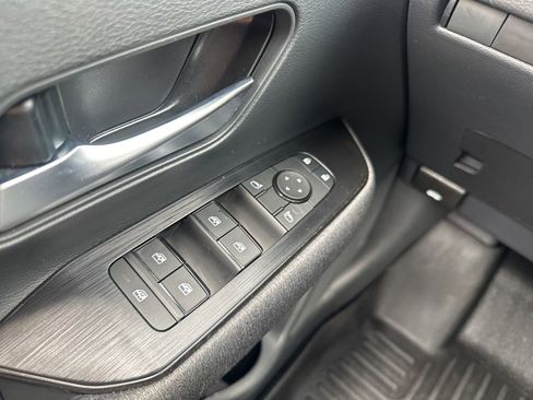 Used 2025 Nissan Kicks SV AWD/4WD image 13