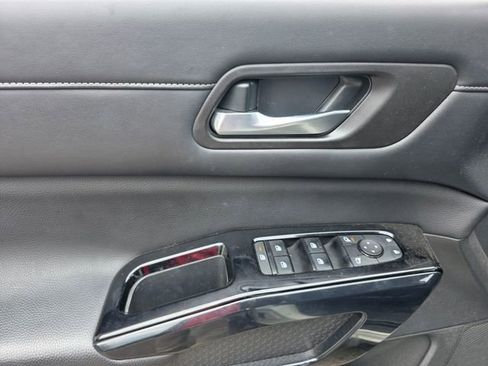 Used 2022 Nissan Pathfinder SV AWD/4WD image 24