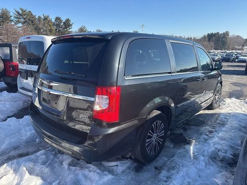Used 2014 Chrysler Town & Country S image 3