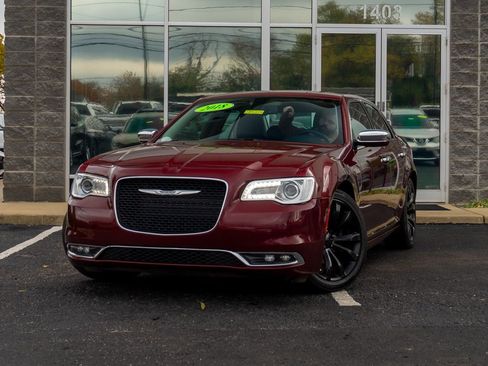 Used 2018 Chrysler 300 Touring L image 10