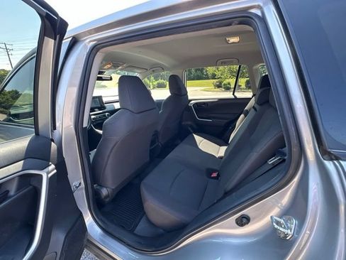 Used 2021 Toyota RAV4 LE FWD image 18
