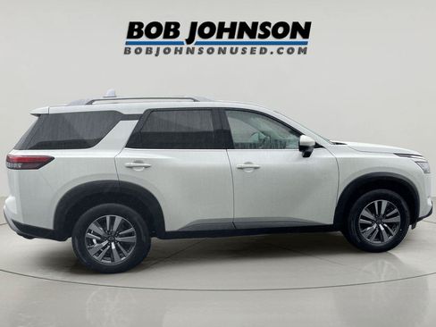 Used 2023 Nissan Pathfinder SL AWD/4WD image 2