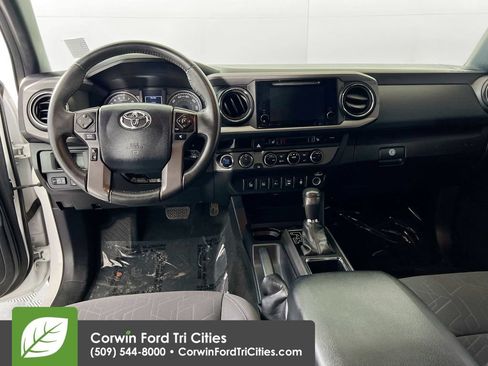 Used 2017 Toyota Tacoma TRD Off-Road w/ Premium & Technology Package AWD/4WD image 25