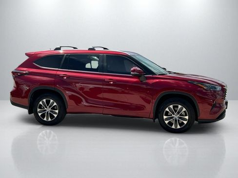 Certified 2026 Toyota Highlander XLE AWD/4WD image 4