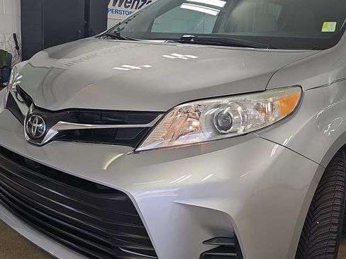 Used 2018 Toyota Sienna LE w/ Carpet Mat Package FWD image 36
