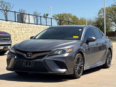Used 2020 Toyota Camry SE image 3