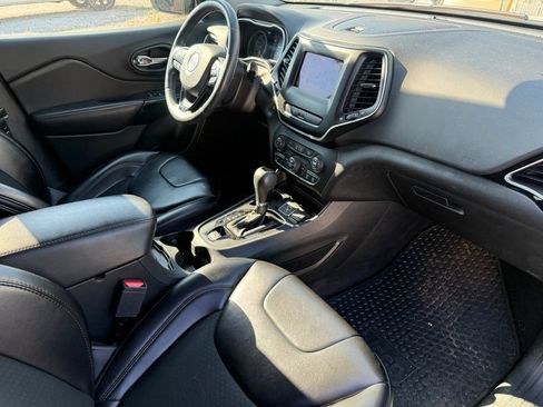 Used 2019 Jeep Cherokee Latitude Plus FWD image 11
