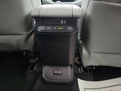 Used 2024 Toyota Highlander XLE AWD/4WD image 12
