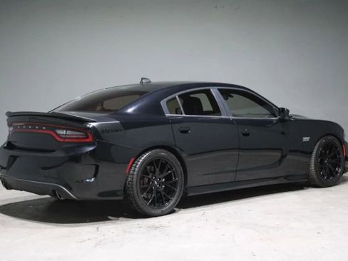 Used 2017 Dodge Charger R/T image 4