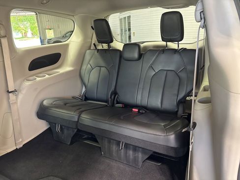 Used 2023 Chrysler Pacifica Touring-L FWD image 41