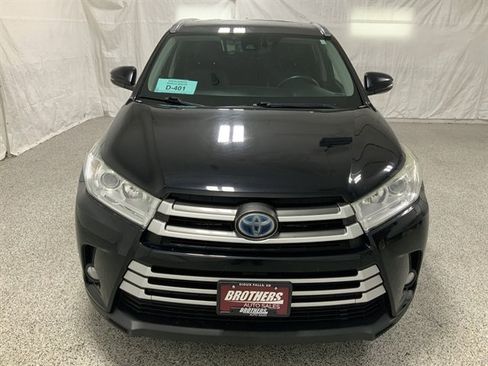 Used 2017 Toyota Highlander XLE image 3