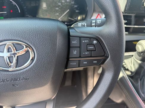 Used 2025 Toyota Sienna LE w/ LE Plus Package FWD image 20