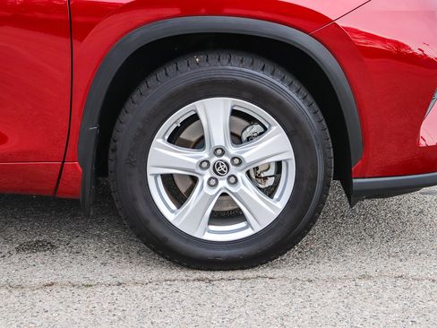 Used 2023 Toyota Highlander LE image 12