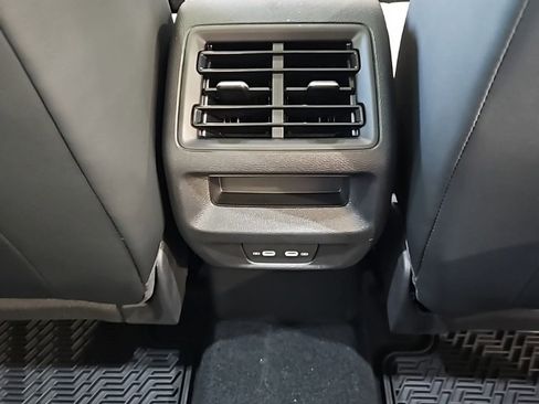 New 2025 Volkswagen Tiguan SE image 18