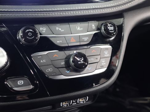 Used 2025 Chrysler Pacifica Select image 27