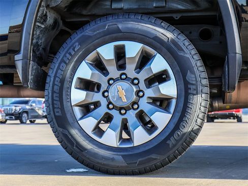 Used 2024 Chevrolet Silverado 2500 Custom w/ Custom Value Package image 9