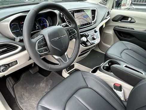 New 2024 Chrysler Pacifica Select image 16