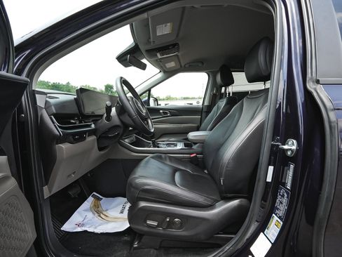 Used 2025 Kia Carnival FWD image 32