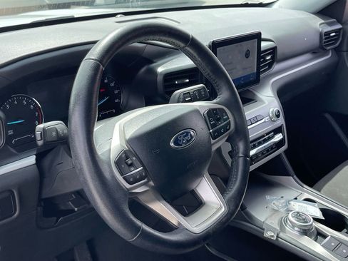 Used 2023 Ford Explorer XLT image 6